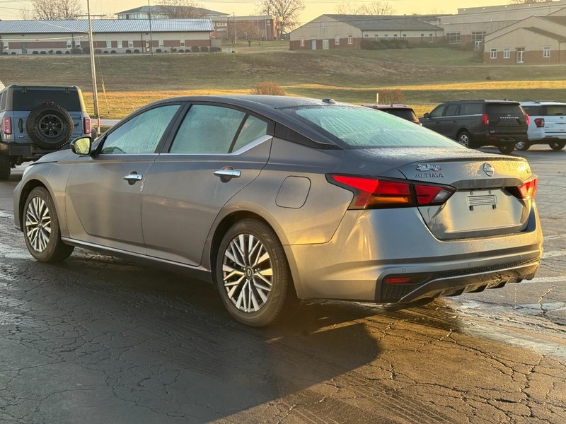 Nissan Altima Vehicle Image 06