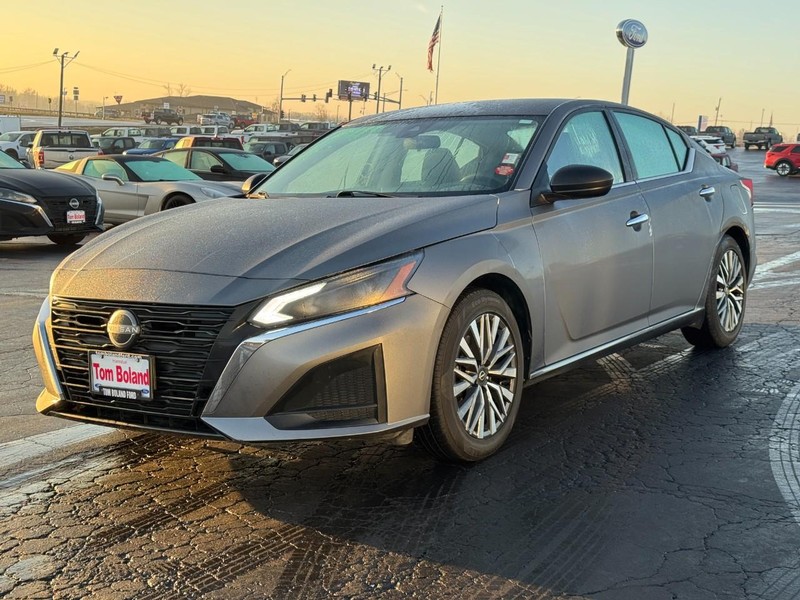 Nissan Altima Vehicle Image 08