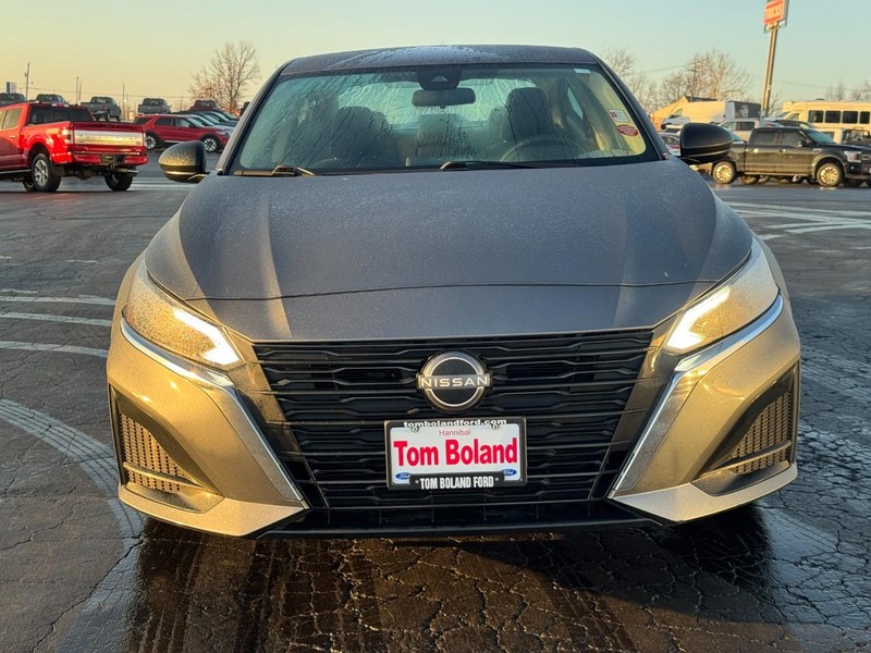 Nissan Altima Vehicle Image 09