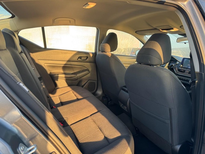 Nissan Altima Vehicle Image 10