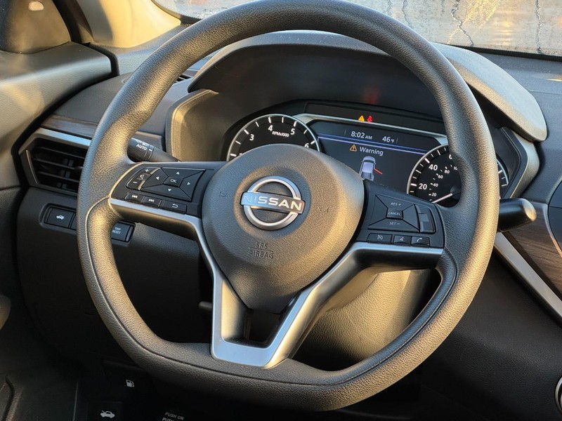 Nissan Altima Vehicle Image 12