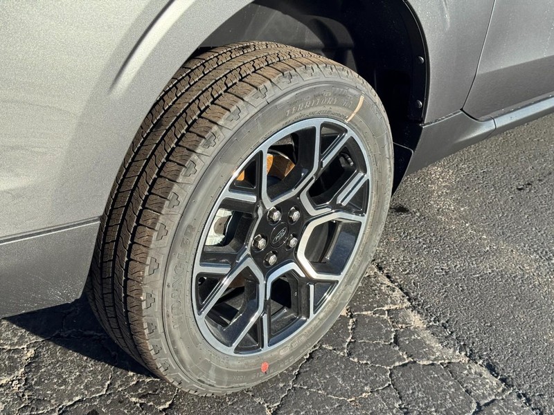 Ford Maverick Vehicle Image 04