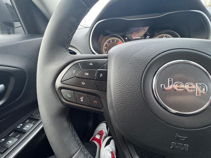 Jeep Cherokee Vehicle Image 14