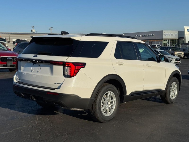 Ford Explorer Vehicle Image 03