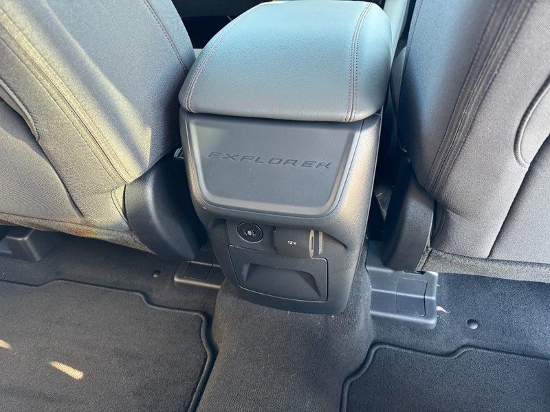 Ford Explorer Vehicle Image 12
