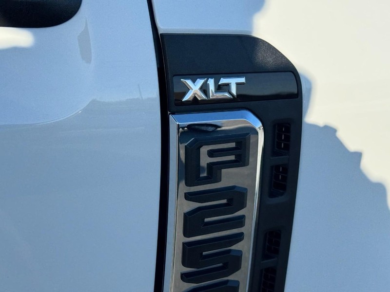 Ford Super Duty F-250 SRW Vehicle Image 12