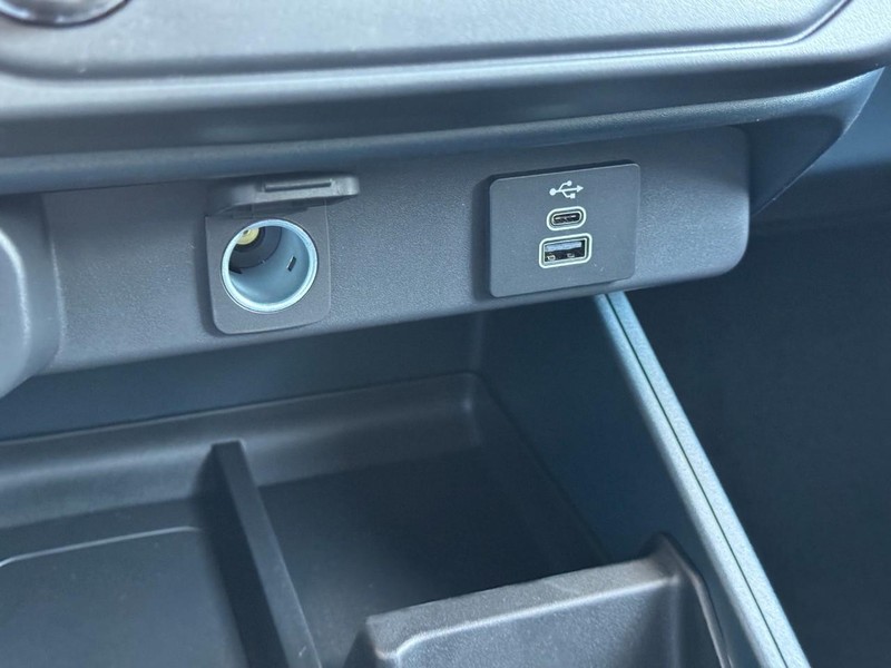 Ford Maverick Vehicle Image 16