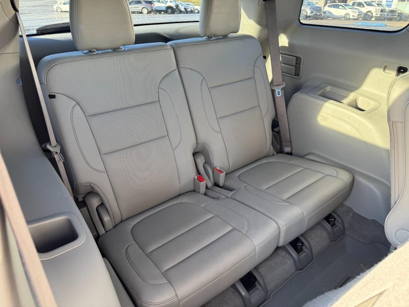 GMC Acadia Vehicle Image 11