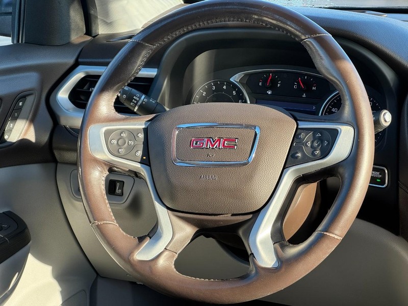 GMC Acadia Vehicle Image 13
