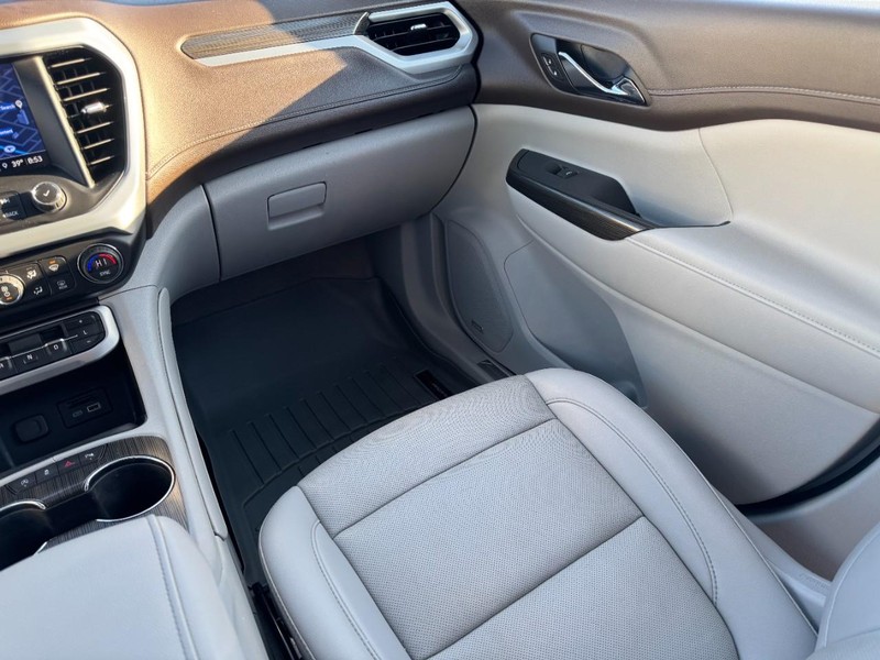 GMC Acadia Vehicle Image 16