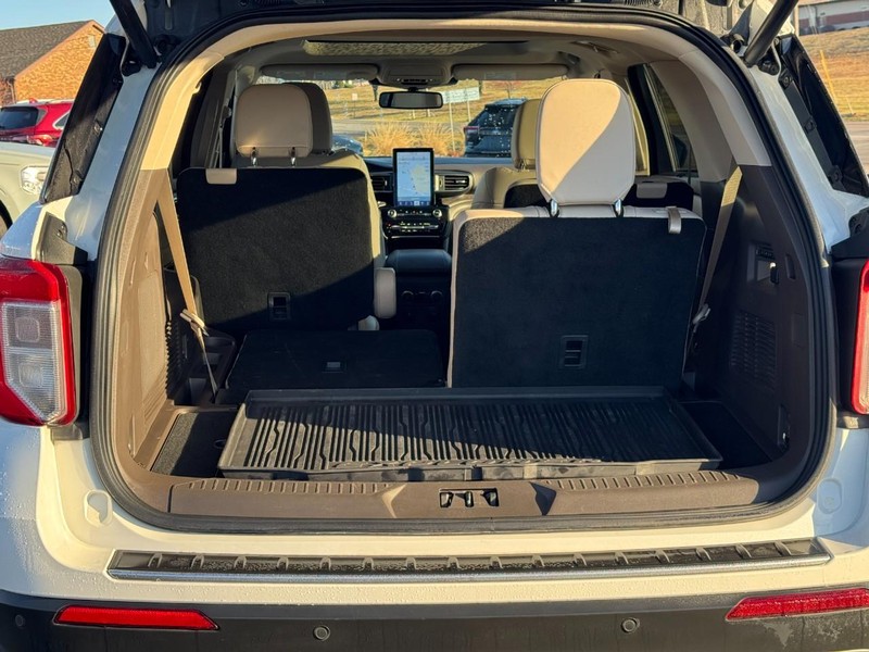 Ford Explorer Vehicle Full-screen Gallery Image 04