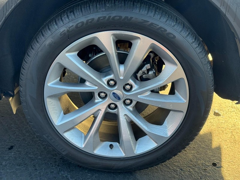 Ford Explorer Vehicle Full-screen Gallery Image 07