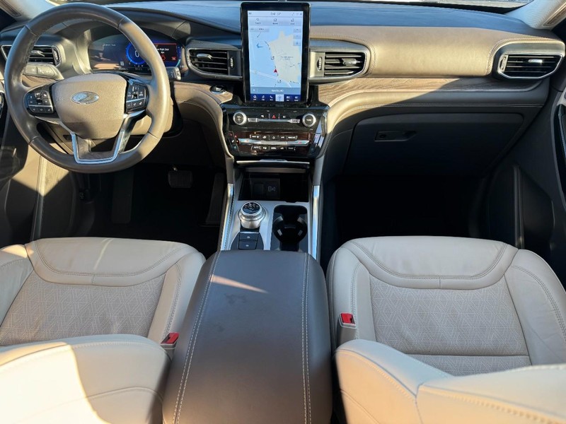 Ford Explorer Vehicle Full-screen Gallery Image 12