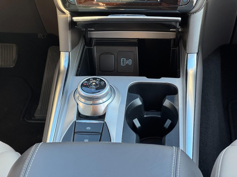 Ford Explorer Vehicle Full-screen Gallery Image 15