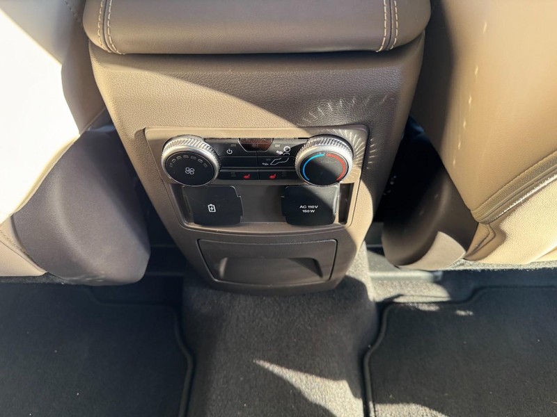 Ford Explorer Vehicle Full-screen Gallery Image 17