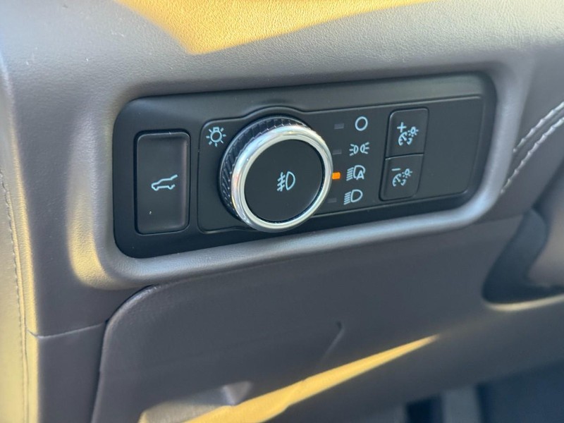 Ford Explorer Vehicle Full-screen Gallery Image 18