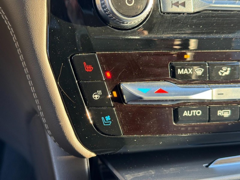 Ford Explorer Vehicle Full-screen Gallery Image 24