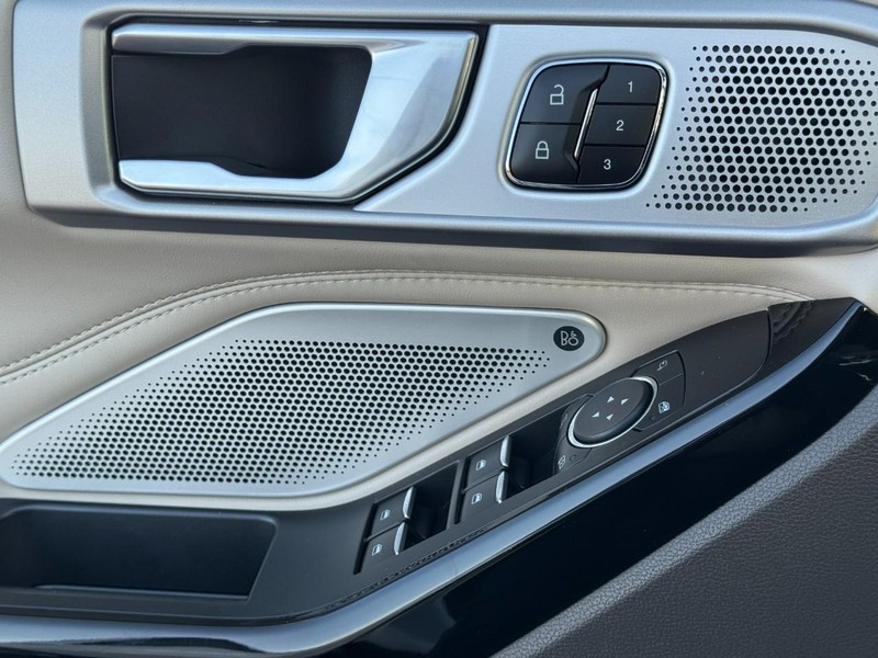 Ford Explorer Vehicle Full-screen Gallery Image 27