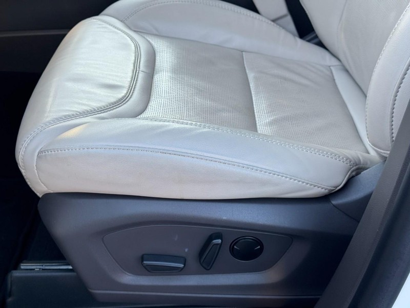 Ford Explorer Vehicle Full-screen Gallery Image 29