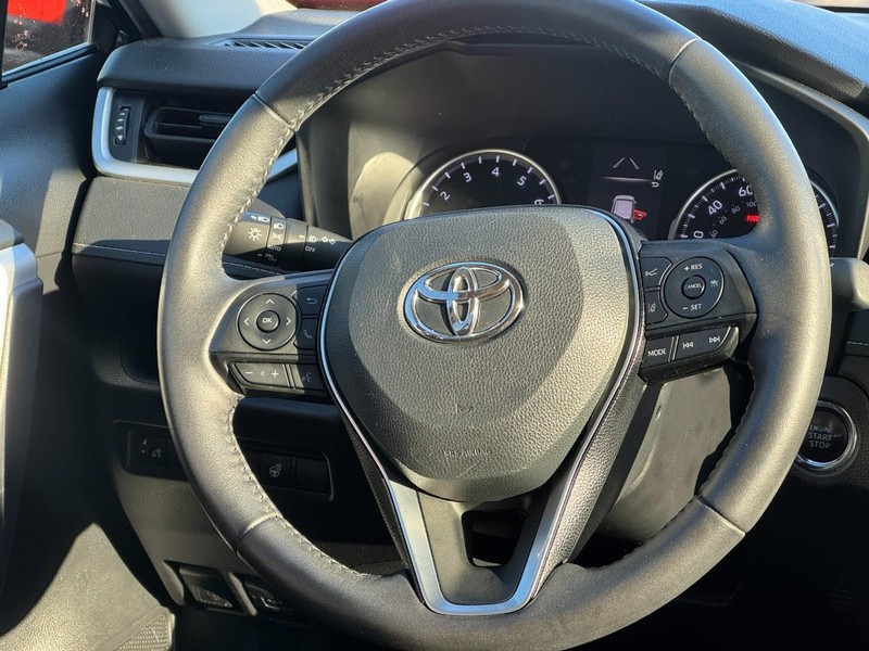 Toyota RAV4 Vehicle Image 12