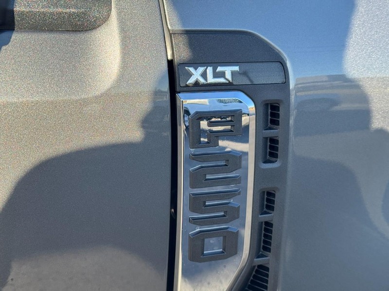 Ford Super Duty F-250 SRW Vehicle Image 11