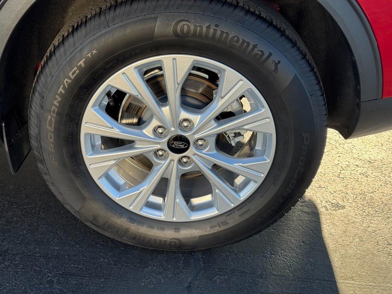 Ford Escape Vehicle Full-screen Gallery Image 08