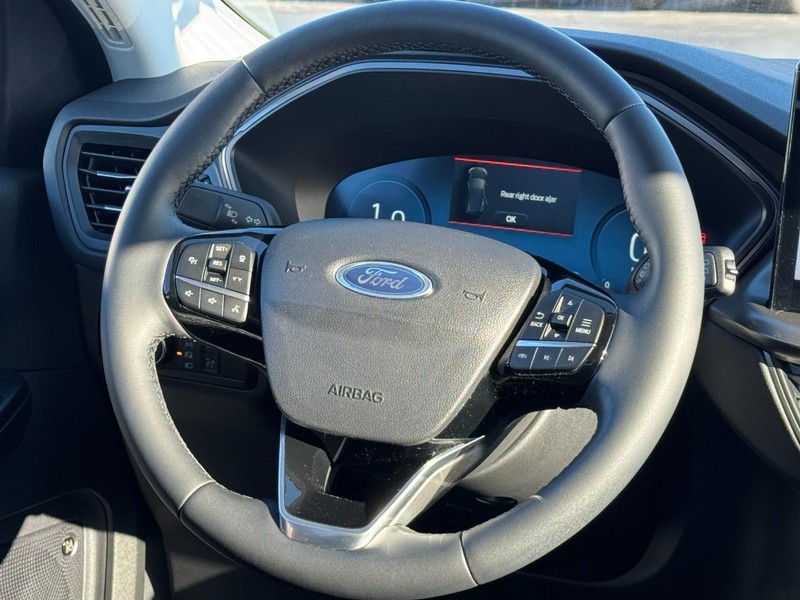 Ford Escape Vehicle Full-screen Gallery Image 13