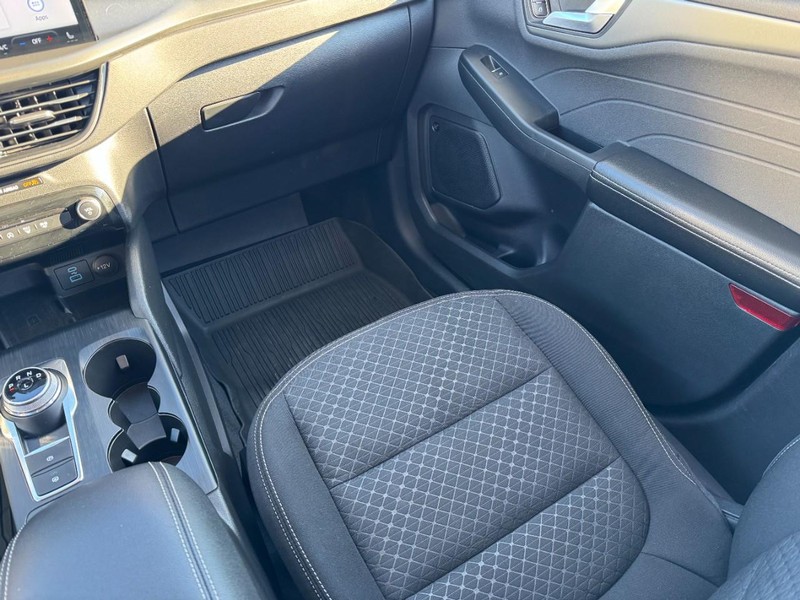 Ford Escape Vehicle Full-screen Gallery Image 16