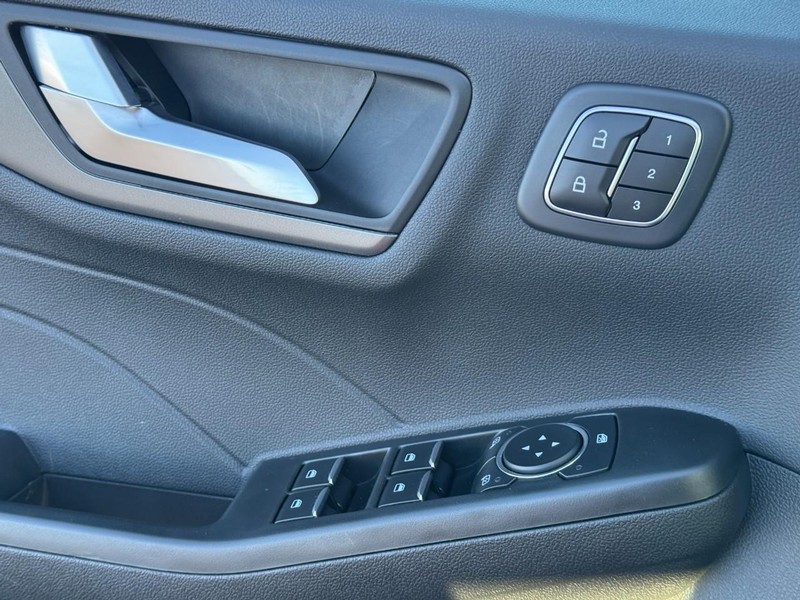 Ford Escape Vehicle Full-screen Gallery Image 24