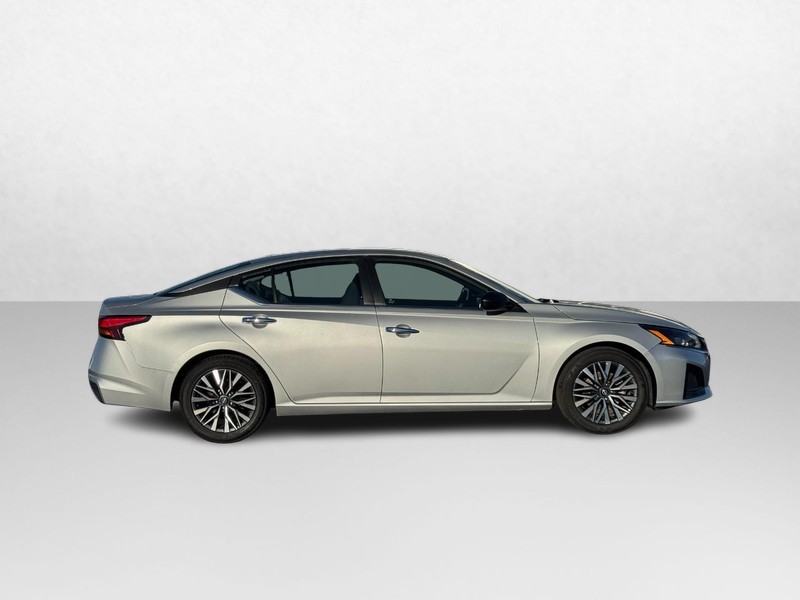 Nissan Altima Vehicle Image 02