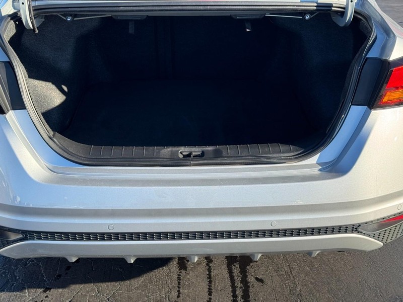 Nissan Altima Vehicle Image 04