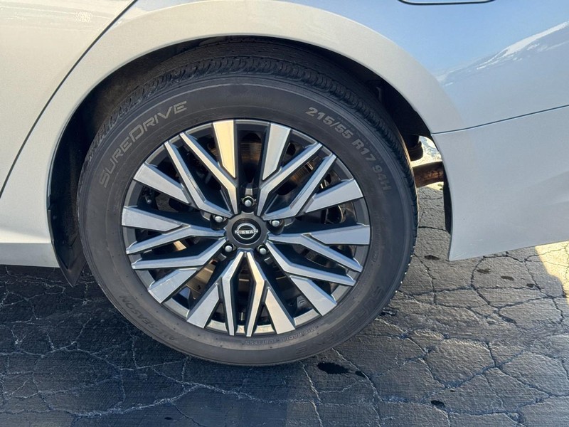 Nissan Altima Vehicle Image 07