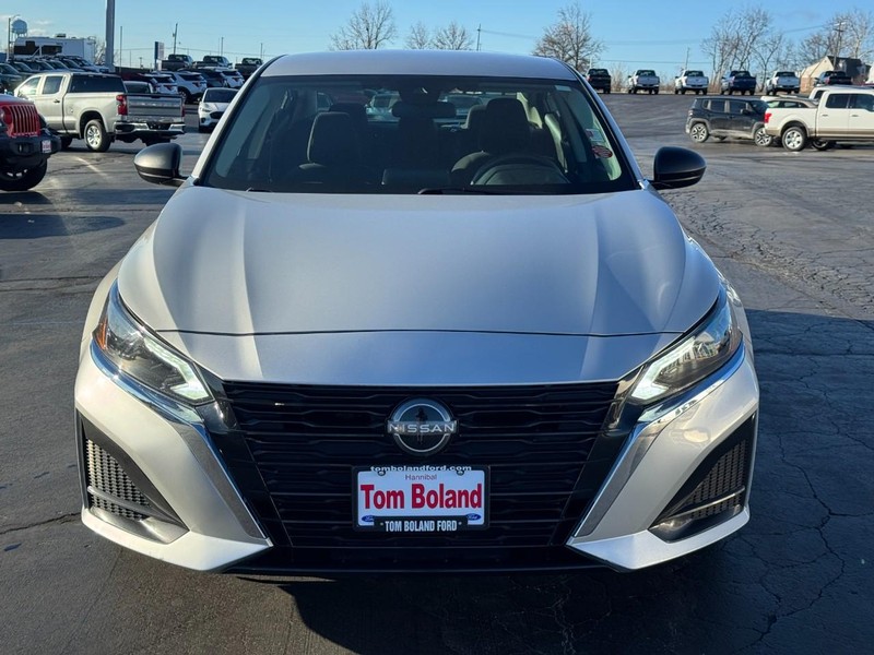 Nissan Altima Vehicle Image 09