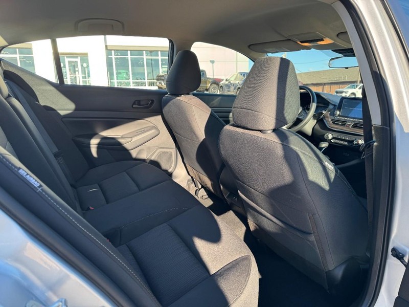 Nissan Altima Vehicle Image 10