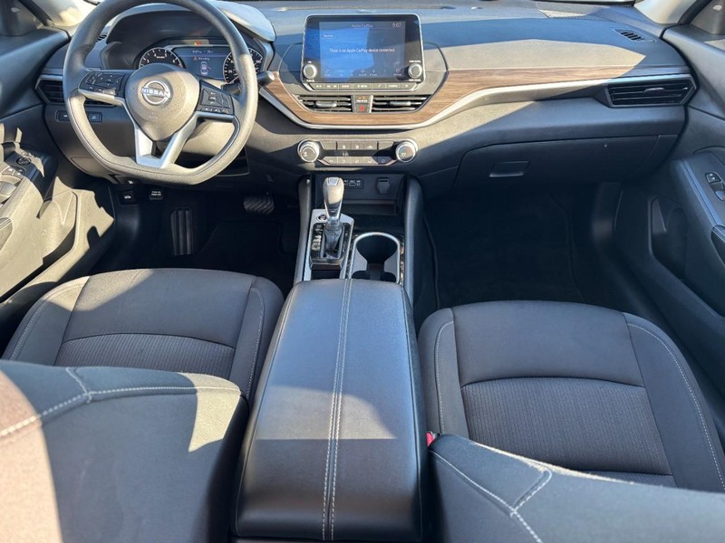 Nissan Altima Vehicle Image 11