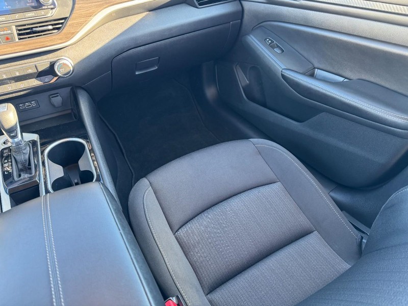 Nissan Altima Vehicle Image 15