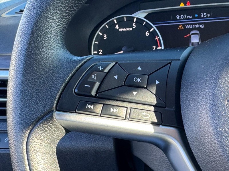 Nissan Altima Vehicle Image 17