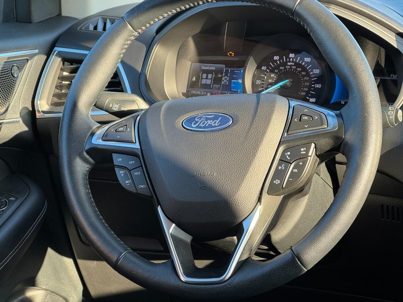 Ford Edge Vehicle Full-screen Gallery Image 12