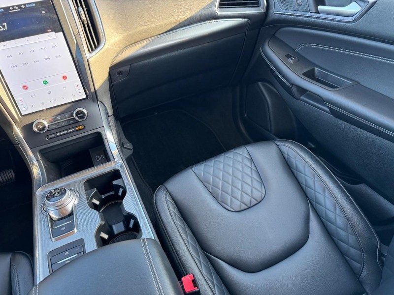 Ford Edge Vehicle Full-screen Gallery Image 15