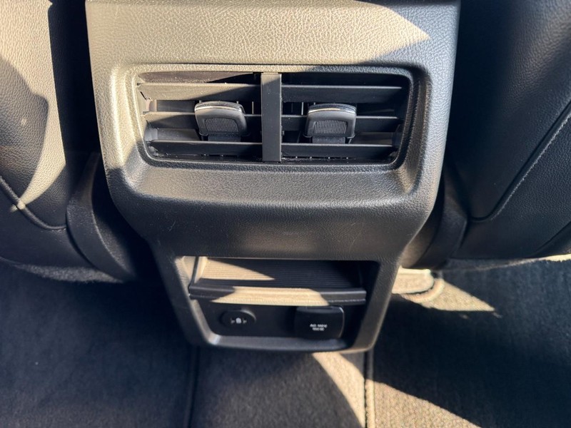 Ford Edge Vehicle Full-screen Gallery Image 16