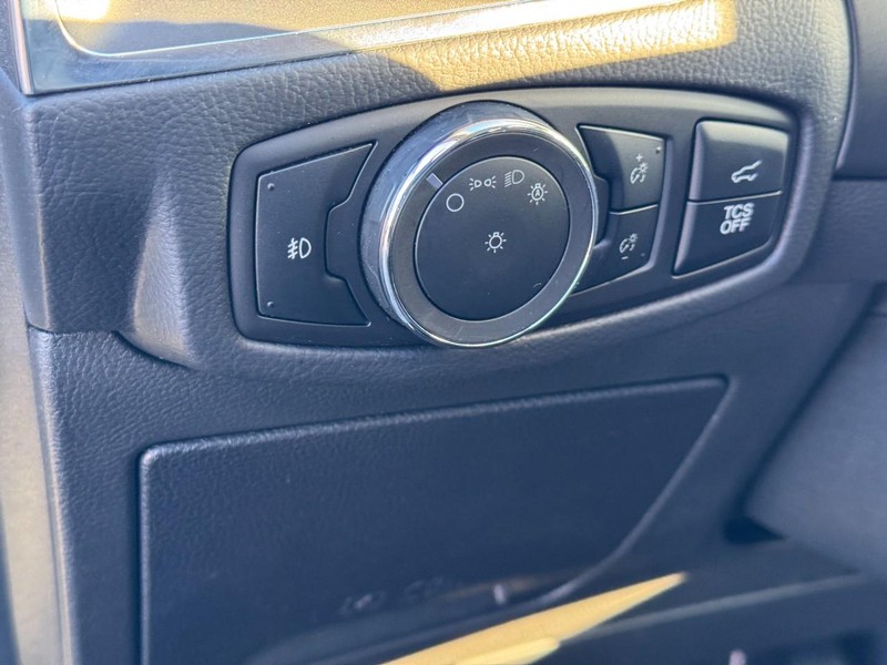 Ford Edge Vehicle Full-screen Gallery Image 17