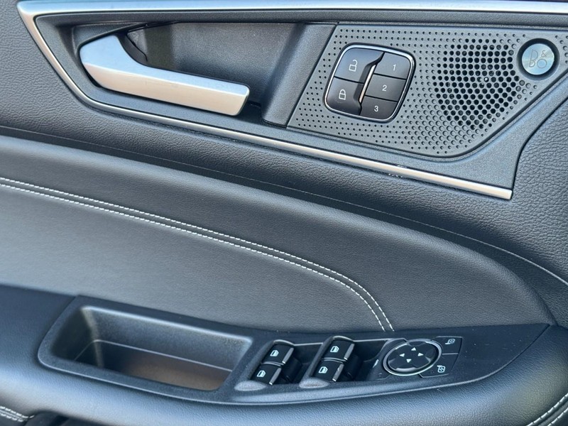 Ford Edge Vehicle Full-screen Gallery Image 23