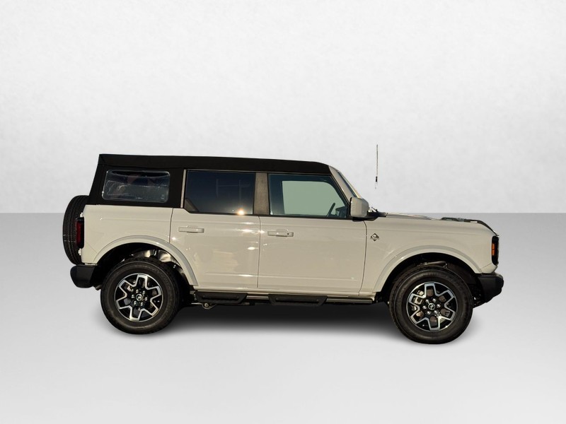Ford Bronco Vehicle Full-screen Gallery Image 02