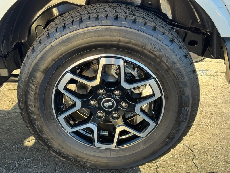 Ford Bronco Vehicle Full-screen Gallery Image 06