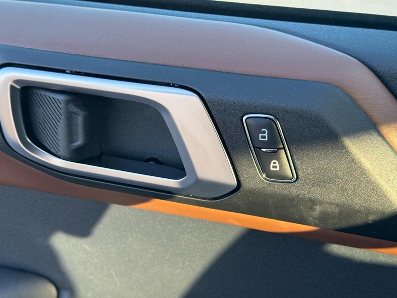 Ford Bronco Vehicle Full-screen Gallery Image 24