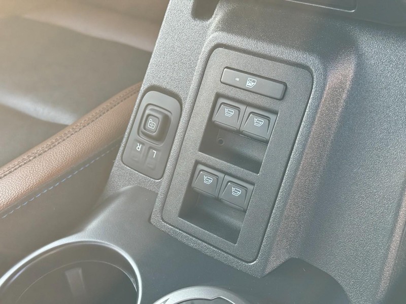 Ford Bronco Vehicle Full-screen Gallery Image 25