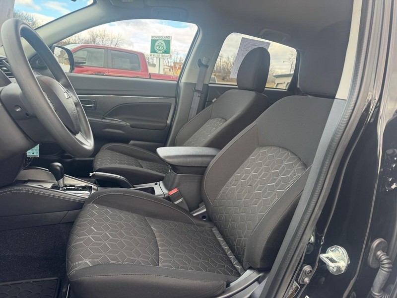 Mitsubishi Outlander Sport Vehicle Image 10