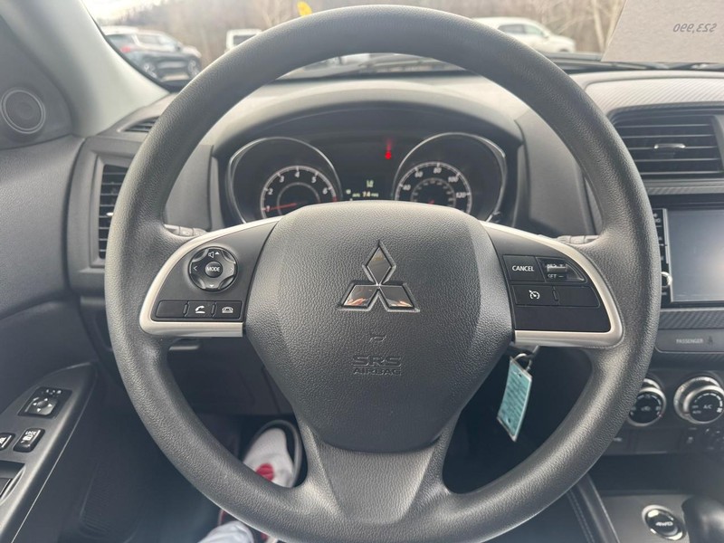 Mitsubishi Outlander Sport Vehicle Image 12