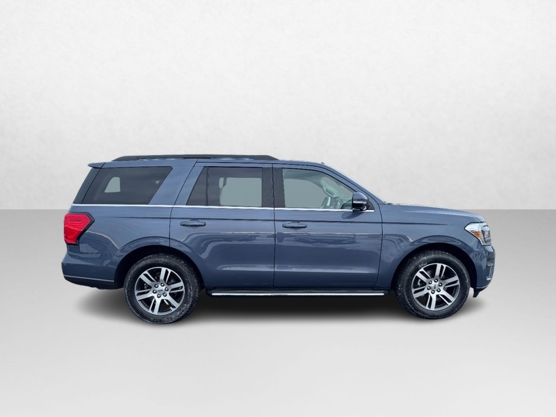 Ford Expedition Vehicle Full-screen Gallery Image 02