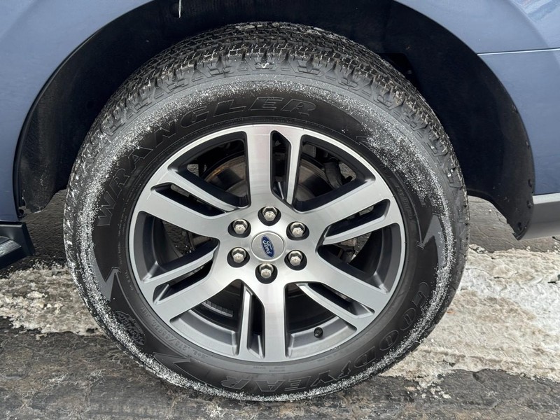 Ford Expedition Vehicle Full-screen Gallery Image 07